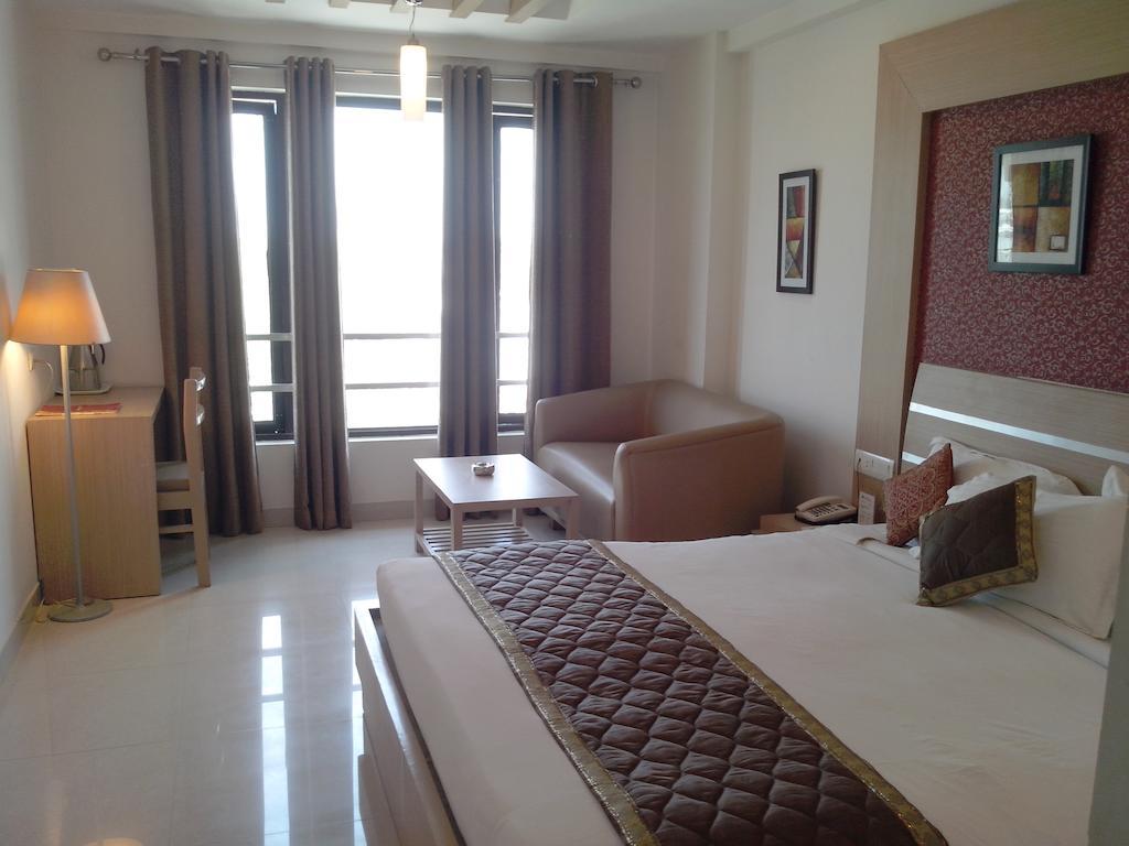 Hotel Crown Palace Allahabad Room photo